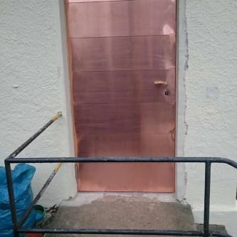 Türe mit Kupfer verkleidet