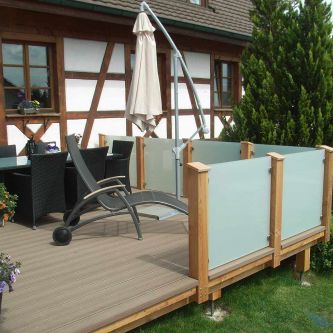 Terrasse mit Sichtschutz-Geländer