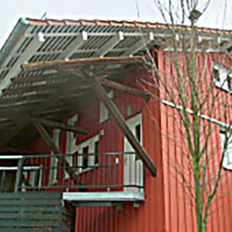 Holzhaus mit Außentreppe