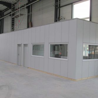 Meisterbüro und Sozialräume mit Brettschichtholzdecke und Wandverkleidung in kuststoffbeschichteten Platten.