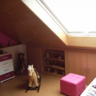 Kompletter Innenausbau mit Fußboden, Paneeldecke und Einbauschrank in Trempel eines Dachspitzes