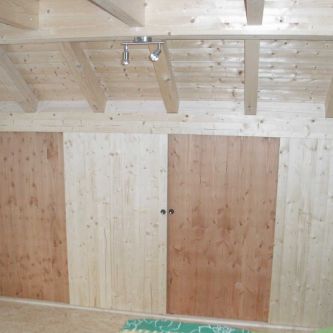 Einbauschrank in einem Kniestock mit Sichtgebälk