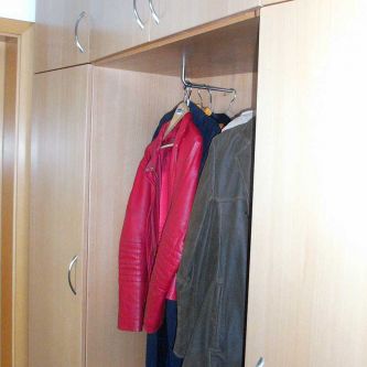 Einbauschrank als Garderobe in Buche mit viel Stauraum