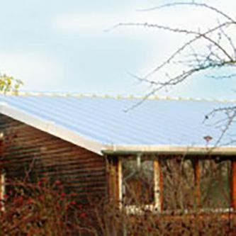 Holzhaus mit Blechdach