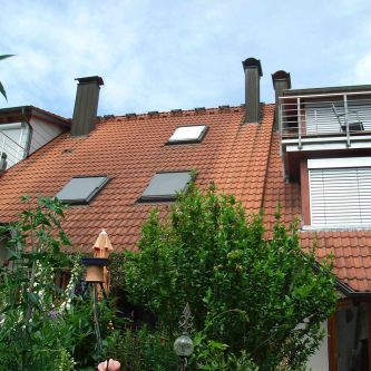 Zwei Gaupen mit Dachbalkon