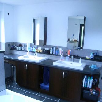 Badmöbel in Wenge und Kunststoff beschichteten Platten, Spiegel hinterleuchtet